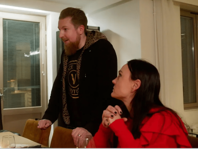 Mira Luoti ja hänen kihlattunsa Olli Saksa puhumassa suhteestaan televisiohaastattelussa.