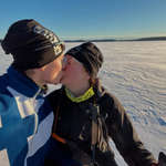 Antti Häkkänen ja Henna Pajulammi suutelevat aurinkoisella hiihtoretkellä Mäntyharjulla.