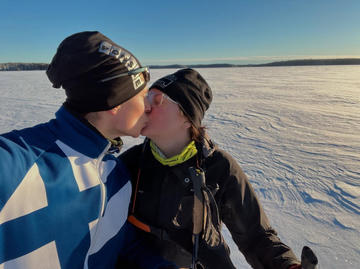 Antti Häkkänen ja Henna Pajulammi suutelevat aurinkoisella hiihtoretkellä Mäntyharjulla.