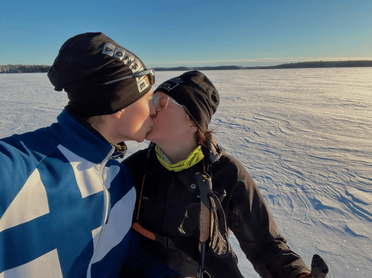 Antti Häkkänen ja Henna Pajulammi suutelevat aurinkoisella hiihtoretkellä Mäntyharjulla.