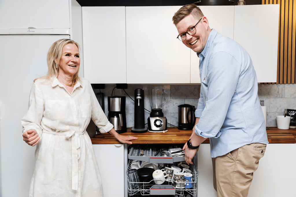 Antti Lindtman ja vaimo Kaija Stormbom kotipihallaan Vantaalla.