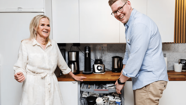 Antti Lindtman ja vaimo Kaija Stormbom kotipihallaan Vantaalla.