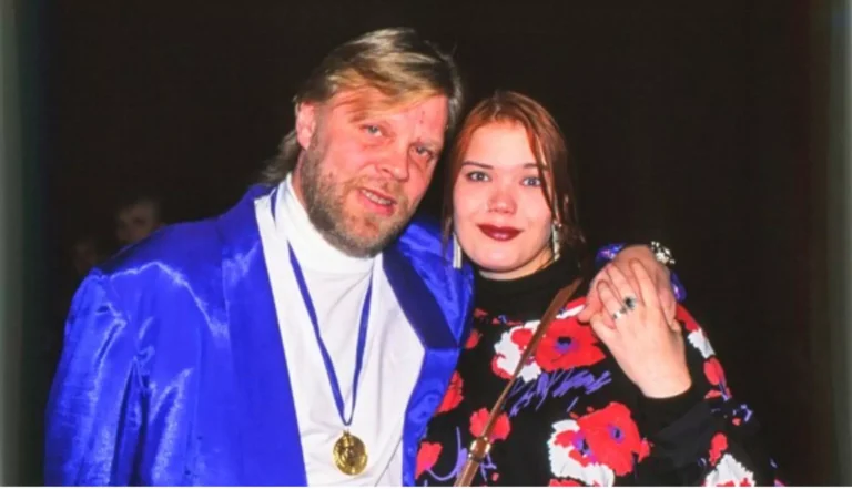 Stina Toljander (nykyisin Edelmann) ja Vesa-Matti Loiri poseeraavat yhdessä 1990-luvulla.