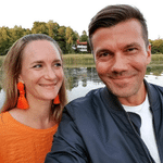 Saara Kovero ja hänen puolisonsa Tommy Fränti hymyilevät järven rannalla.
