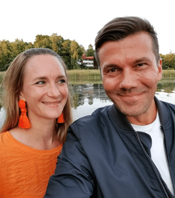 Saara Kovero ja hänen puolisonsa Tommy Fränti hymyilevät järven rannalla.