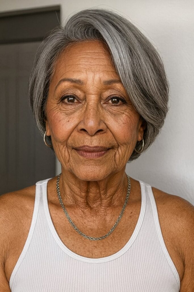 60 vuotiaan lyhyet hiukset - Lyhyt kerroksellinen bob-leikkaus sivujakauksella