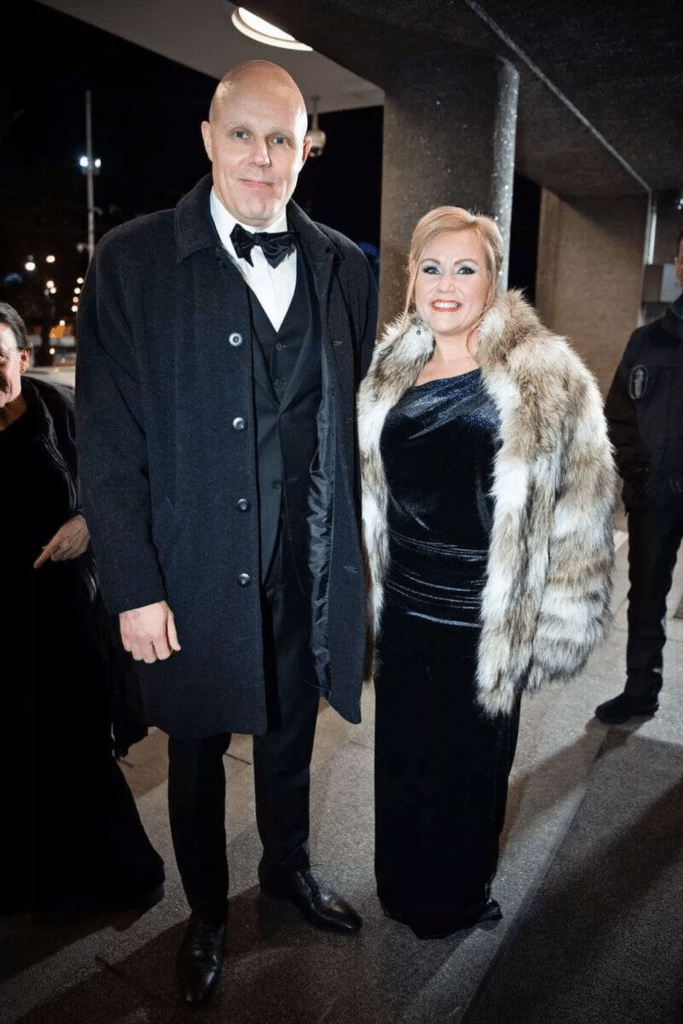 Aki Linnanahde ja hänen vaimonsa Jonna Linnanahde yhdessä Linnan juhliin saapuessaan.