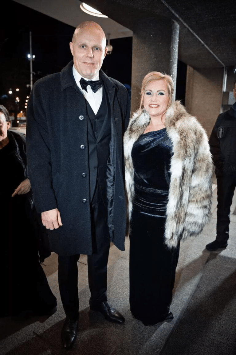Aki Linnanahde ja hänen vaimonsa Jonna Linnanahde yhdessä Linnan juhliin saapuessaan.
