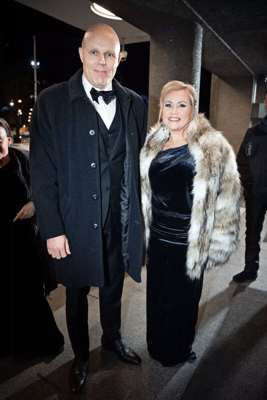 Aki Linnanahde ja hänen vaimonsa Jonna Linnanahde yhdessä Linnan juhliin saapuessaan.