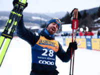 Perttu Hyvärinen juhlii maailmancupin voittoa Toblachissa