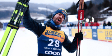 Perttu Hyvärinen juhlii maailmancupin voittoa Toblachissa