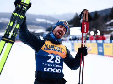 Perttu Hyvärinen juhlii maailmancupin voittoa Toblachissa