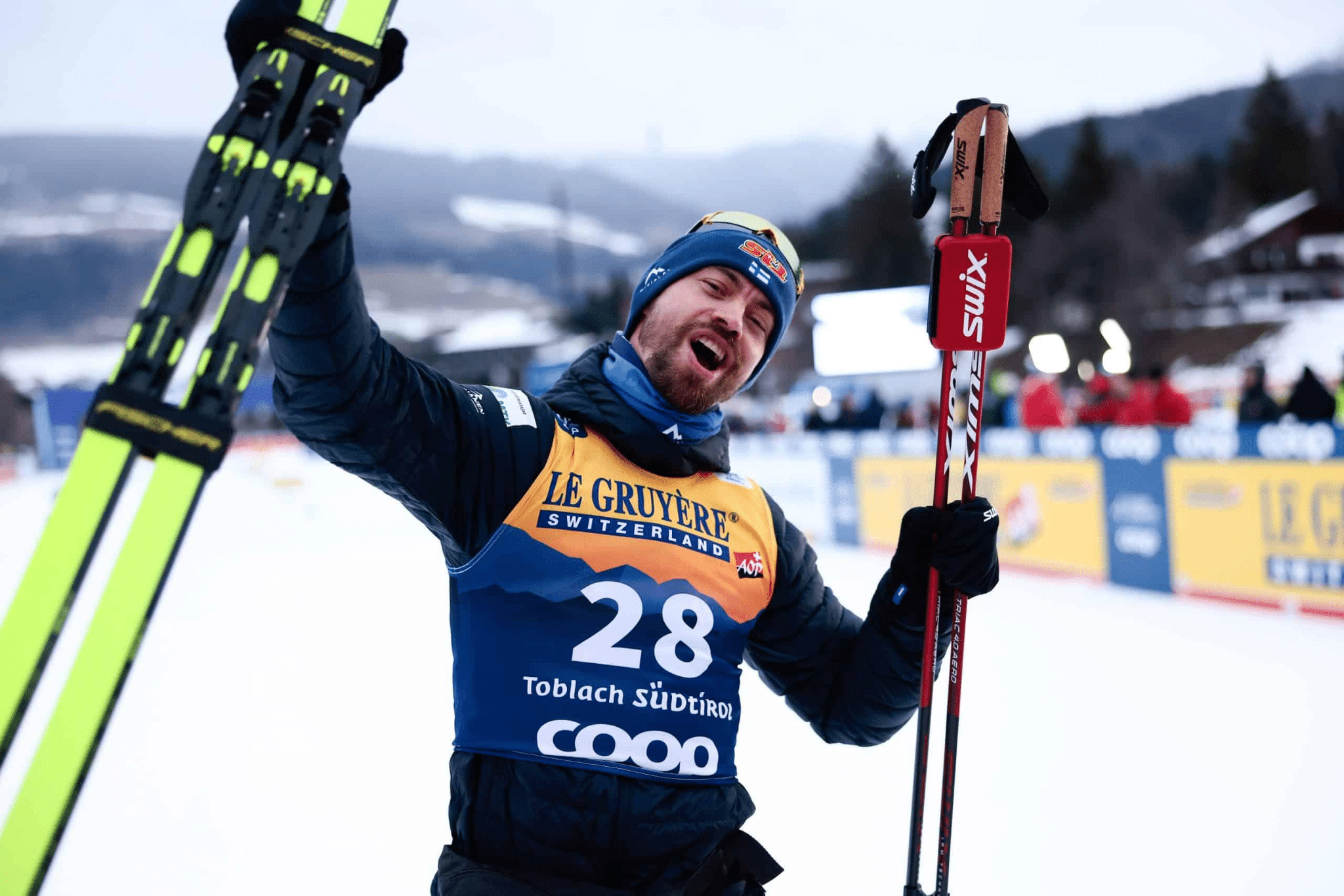 Perttu Hyvärinen juhlii maailmancupin voittoa Toblachissa