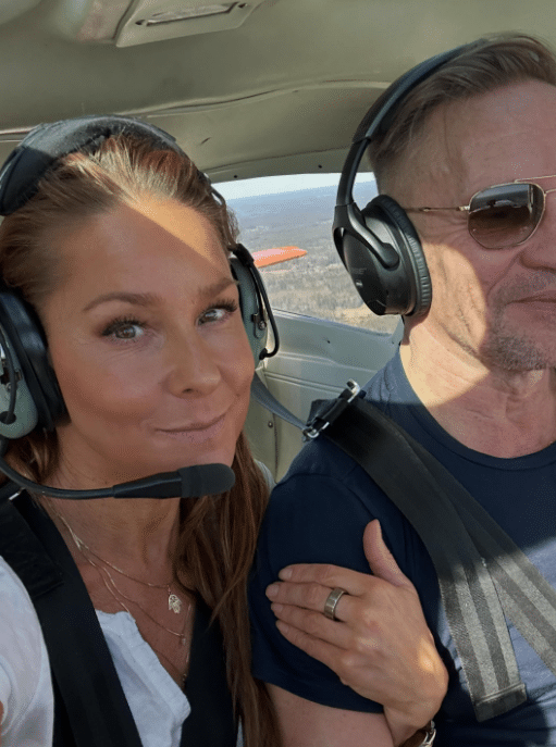 Sami Saikkonen ja hänen puolisonsa Karita Tykkä lentokoneessa